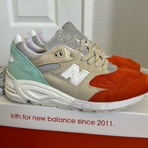 New Balance x Kith 990 V2 Cyclades sneakers. Size 6.5 Mens, Size 8 Womens